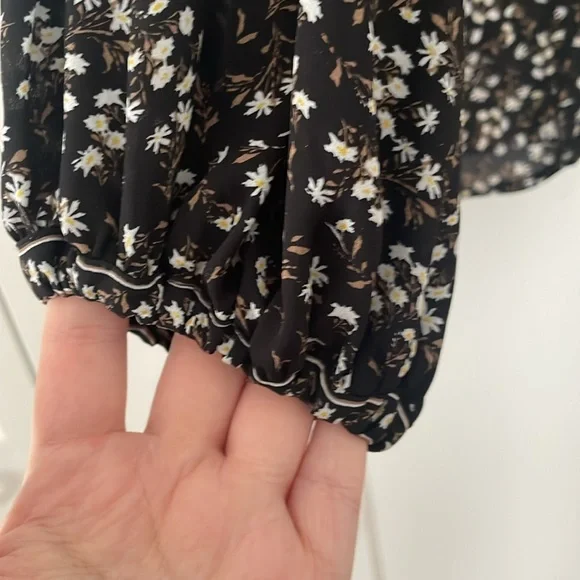 Max Studio Black and White Floral Blouse - Picture 6 of 8